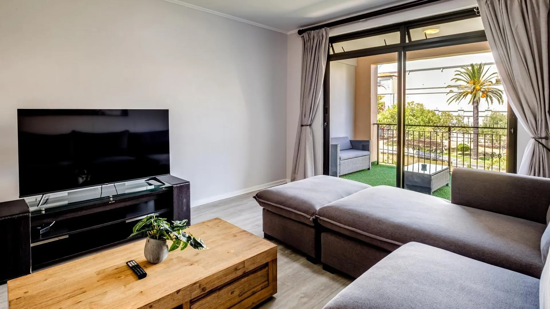Belina - Island Club Canal Front Cape Town Apartment